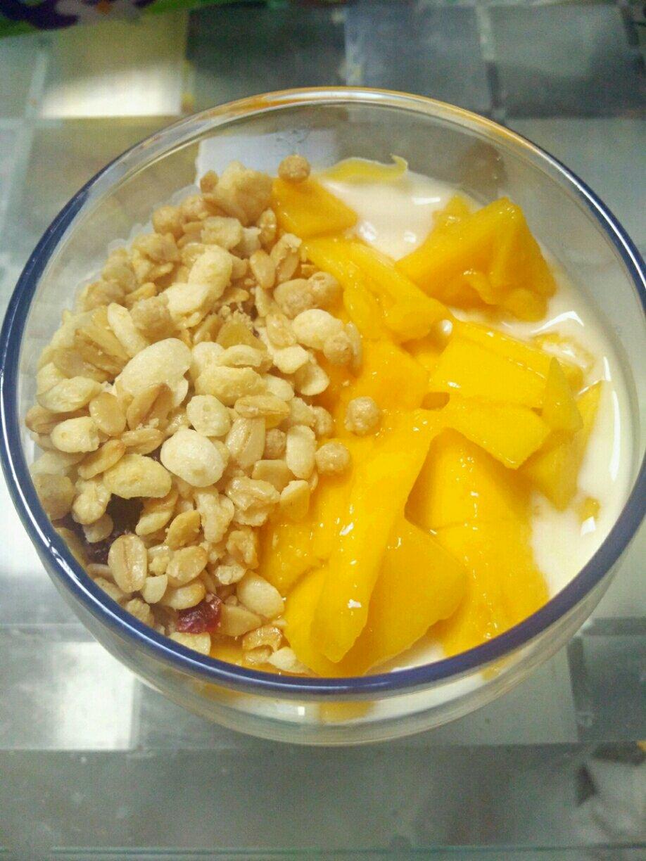 芒果麦片酸奶杯