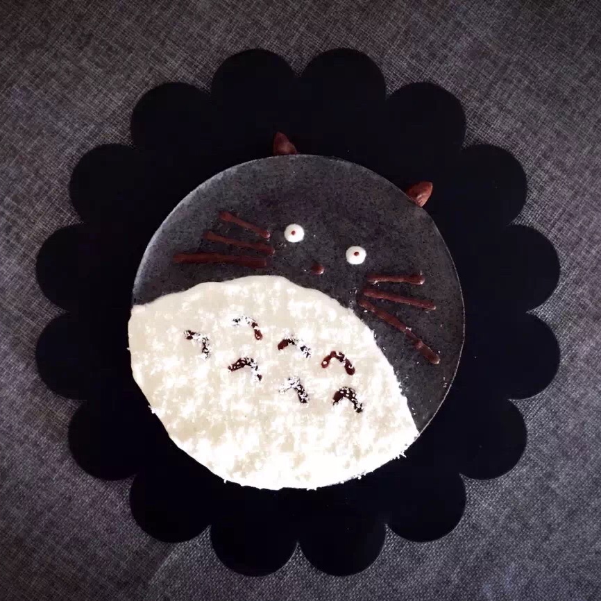 【龙猫黑芝麻慕斯蛋糕】呆萌又美味-每天都是六一节