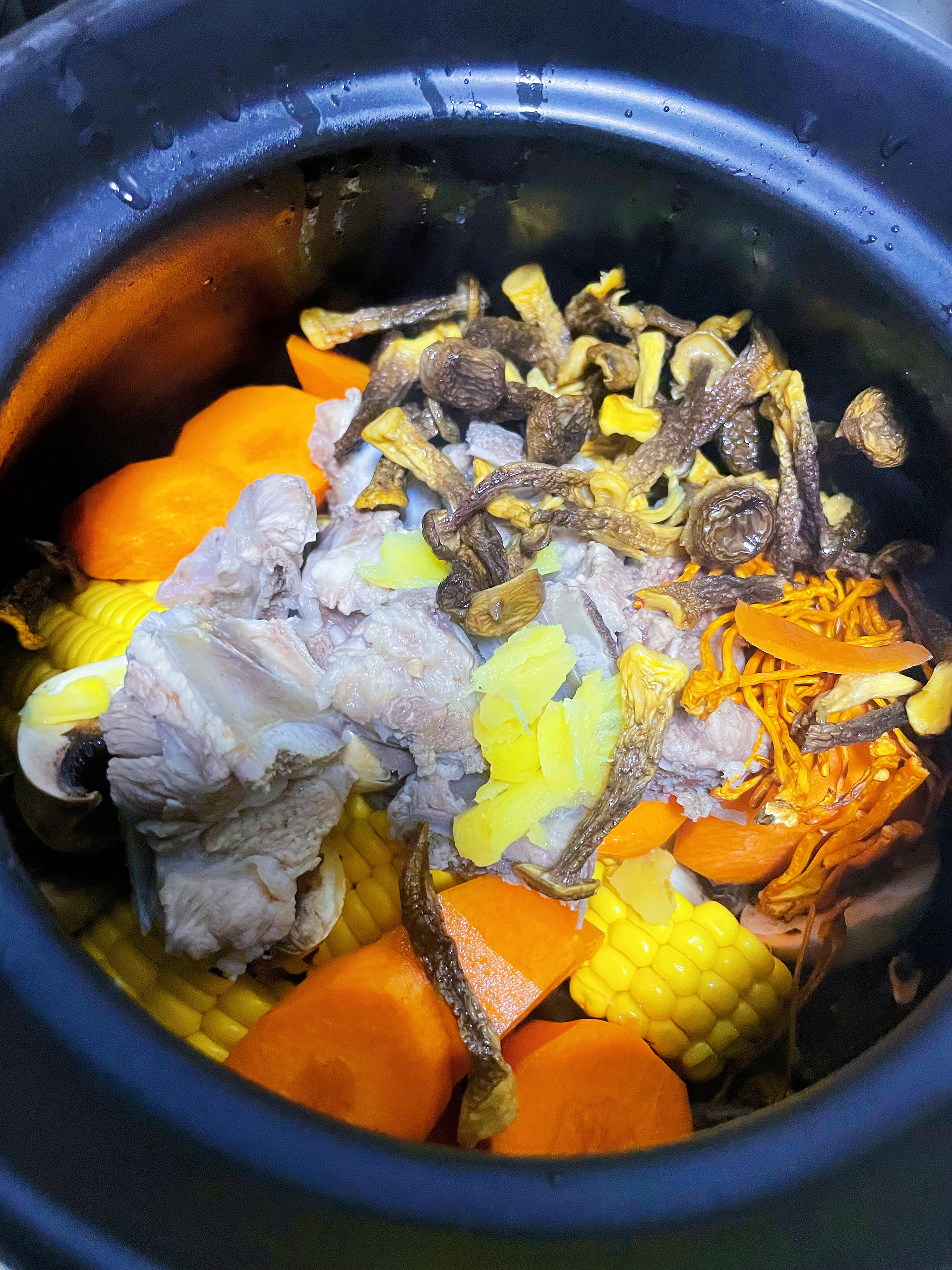 鹿茸菇玉米胡萝卜排骨汤的做法