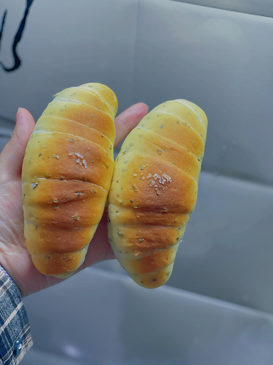 咸香黑芝麻盐面包