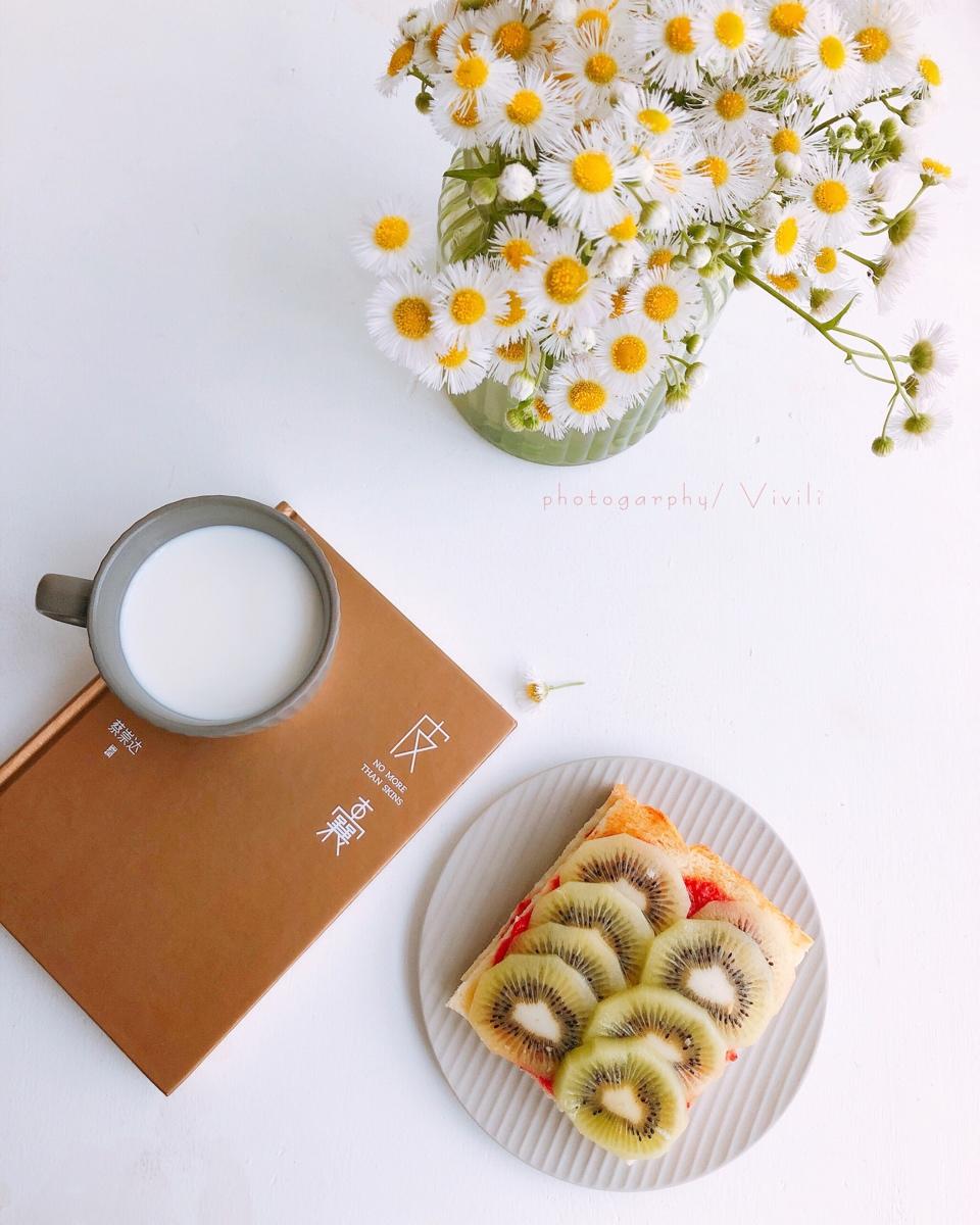 开放的水果缤纷三明治