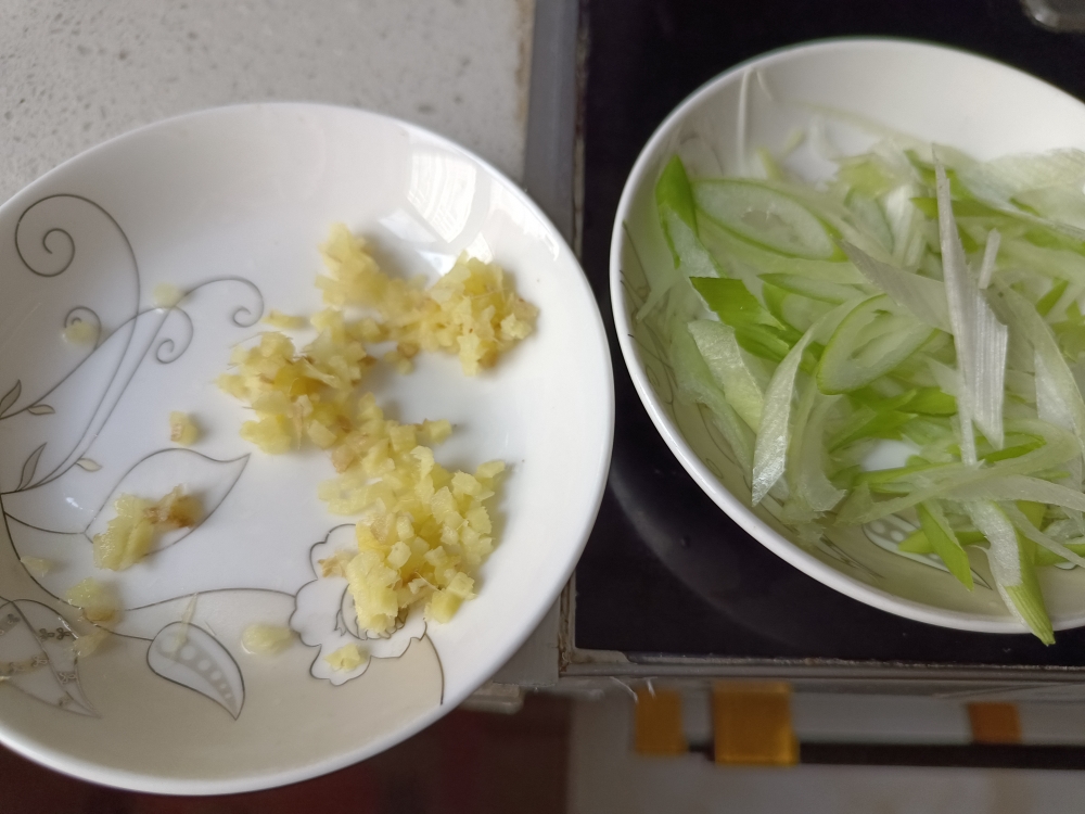 青椒木耳炒杏鲍菇——家常素小炒的做法 步骤7
