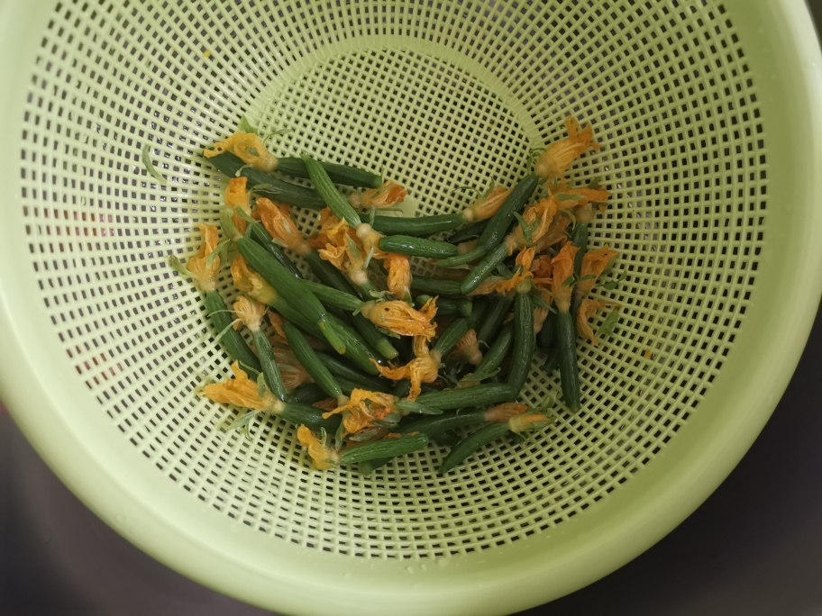 黄瓜花炒鸡枞菌的做法 步骤1