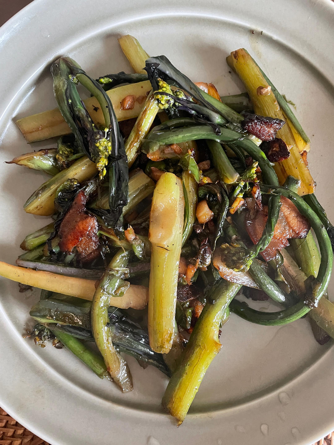 腊肉三炒之湖北人的红菜薹炒腊肉