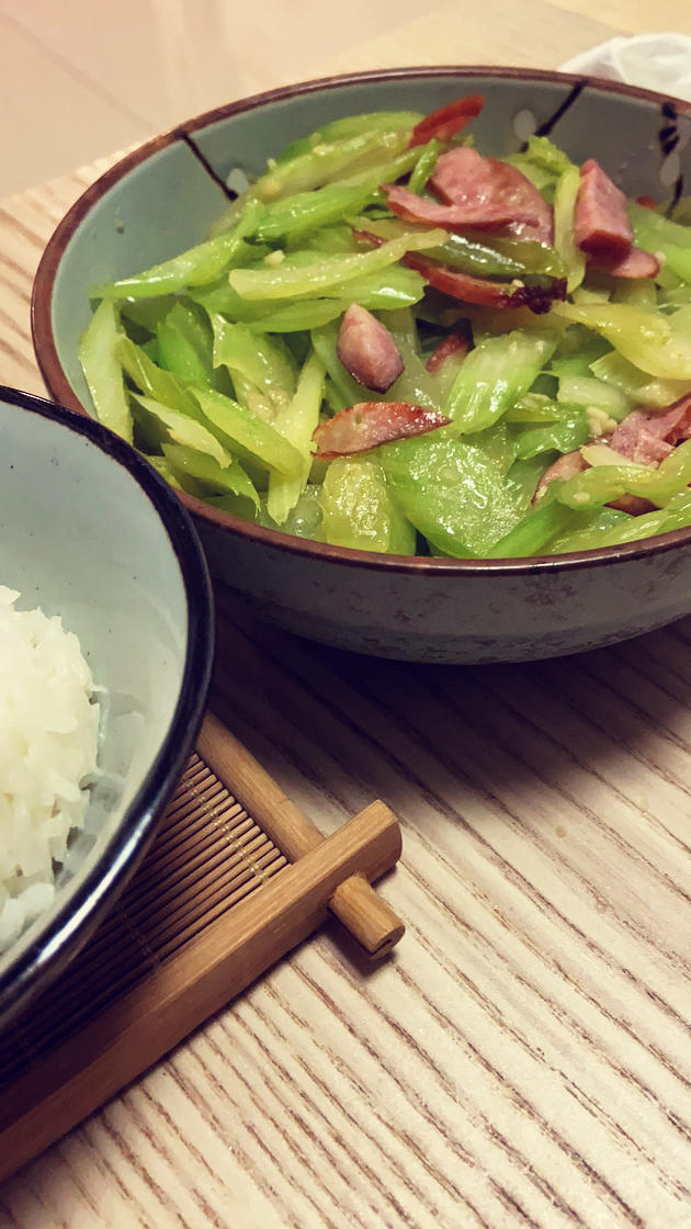 怎样炒出饭店级别的幼嫩西芹（附正确的西芹处理手法）