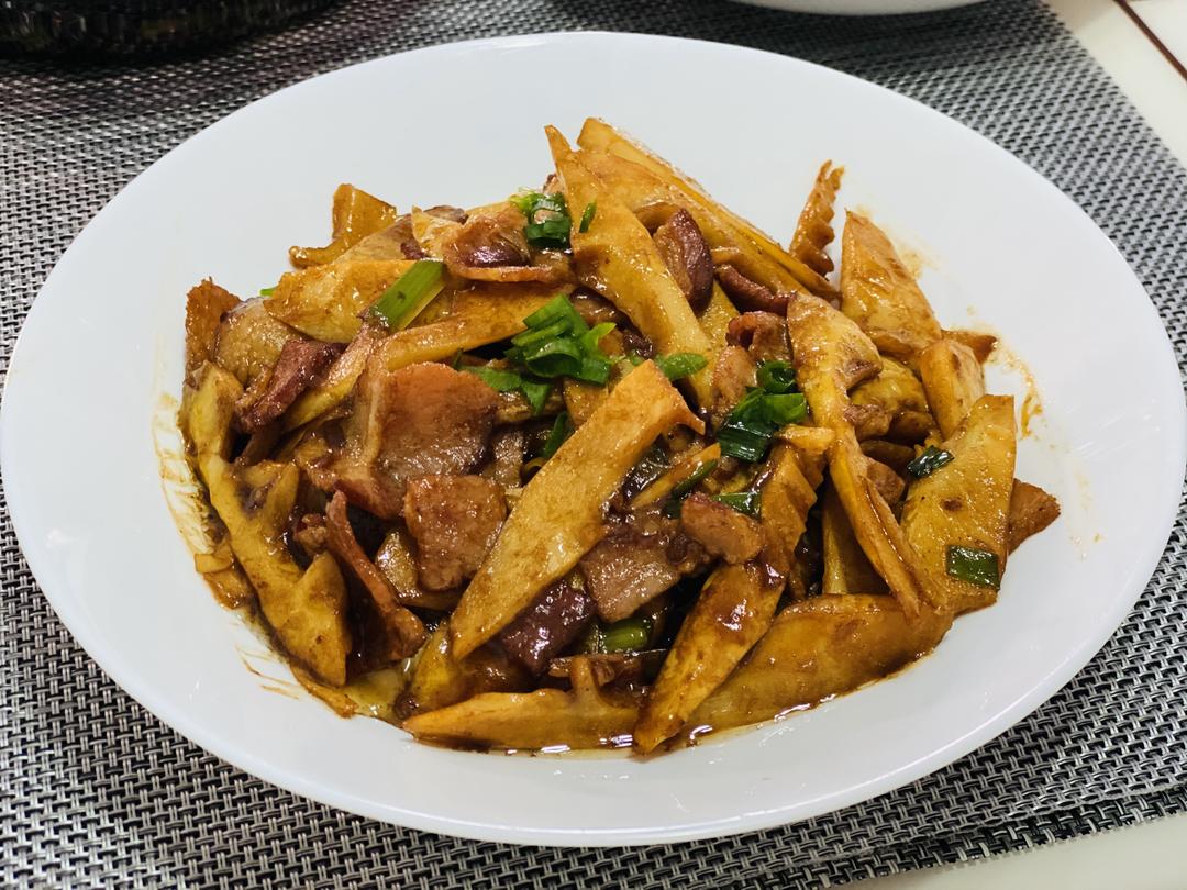 春笋炒肉的做法