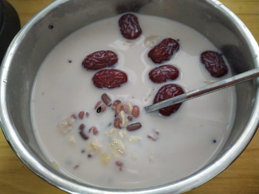 红枣红豆薏仁牛奶粥