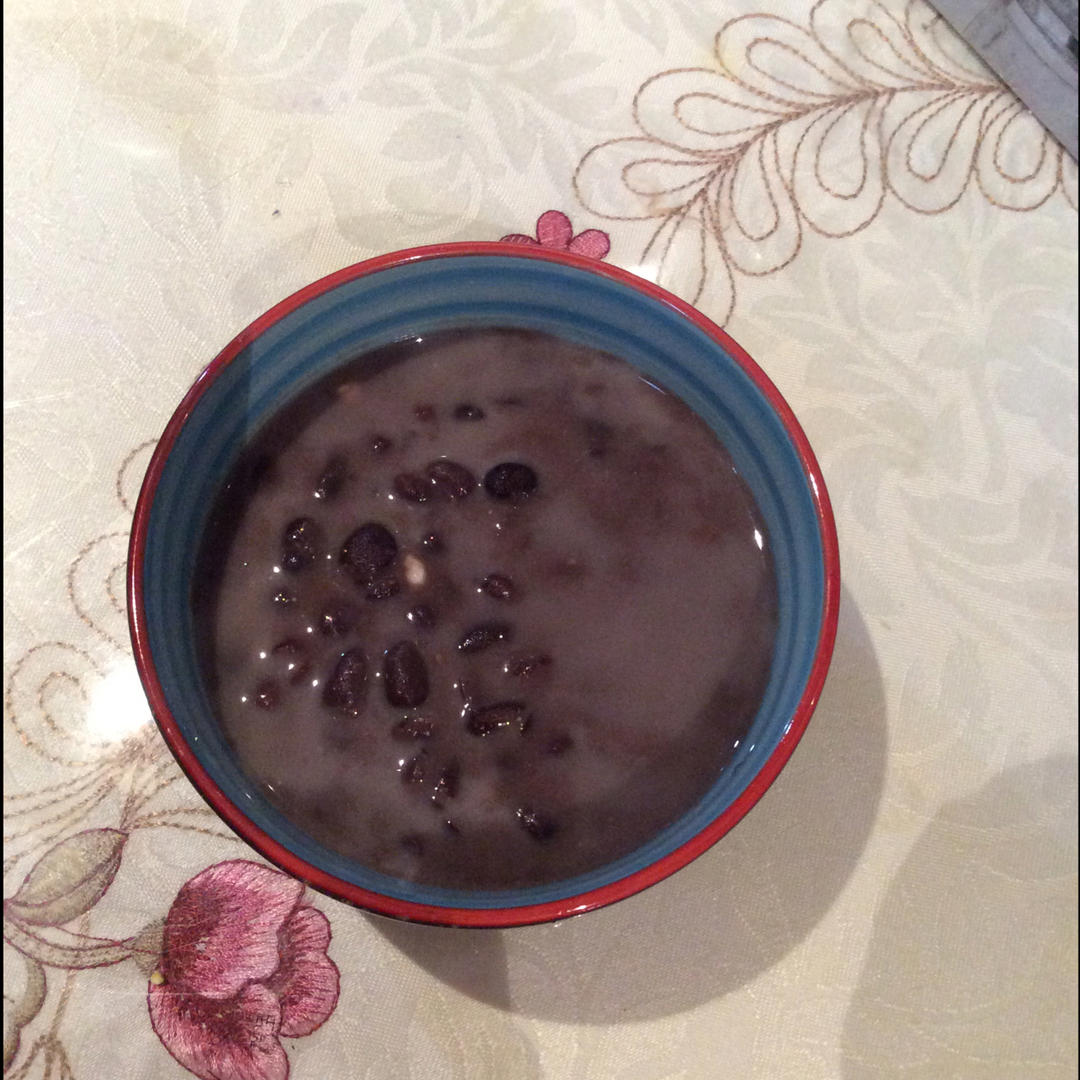 红枣红豆薏仁牛奶粥