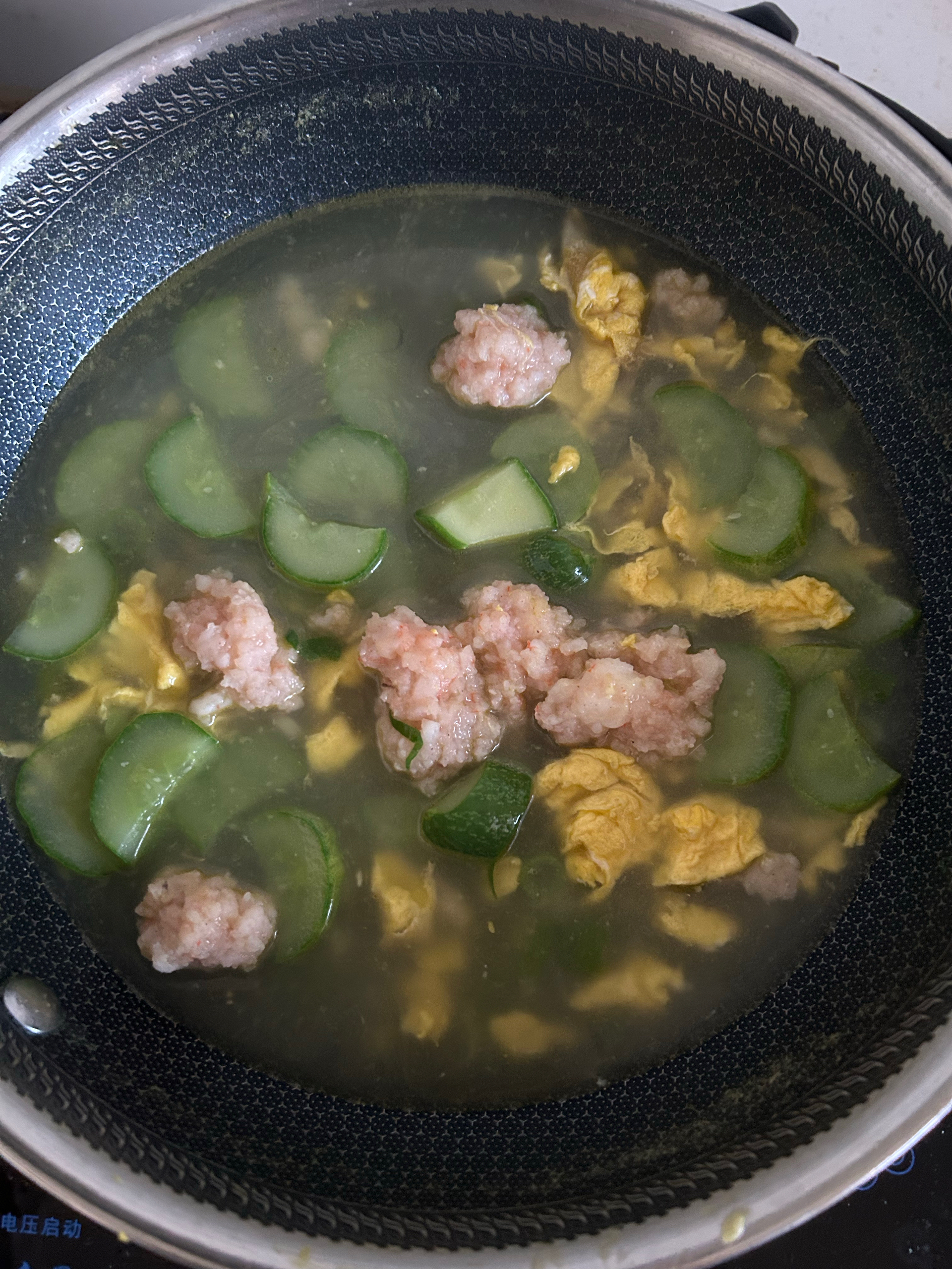 低卡饱腹、鲜美又爽口的黄瓜虾滑汤，减脂必备