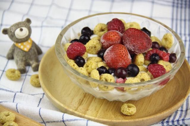 自制谷物水果酸奶的做法