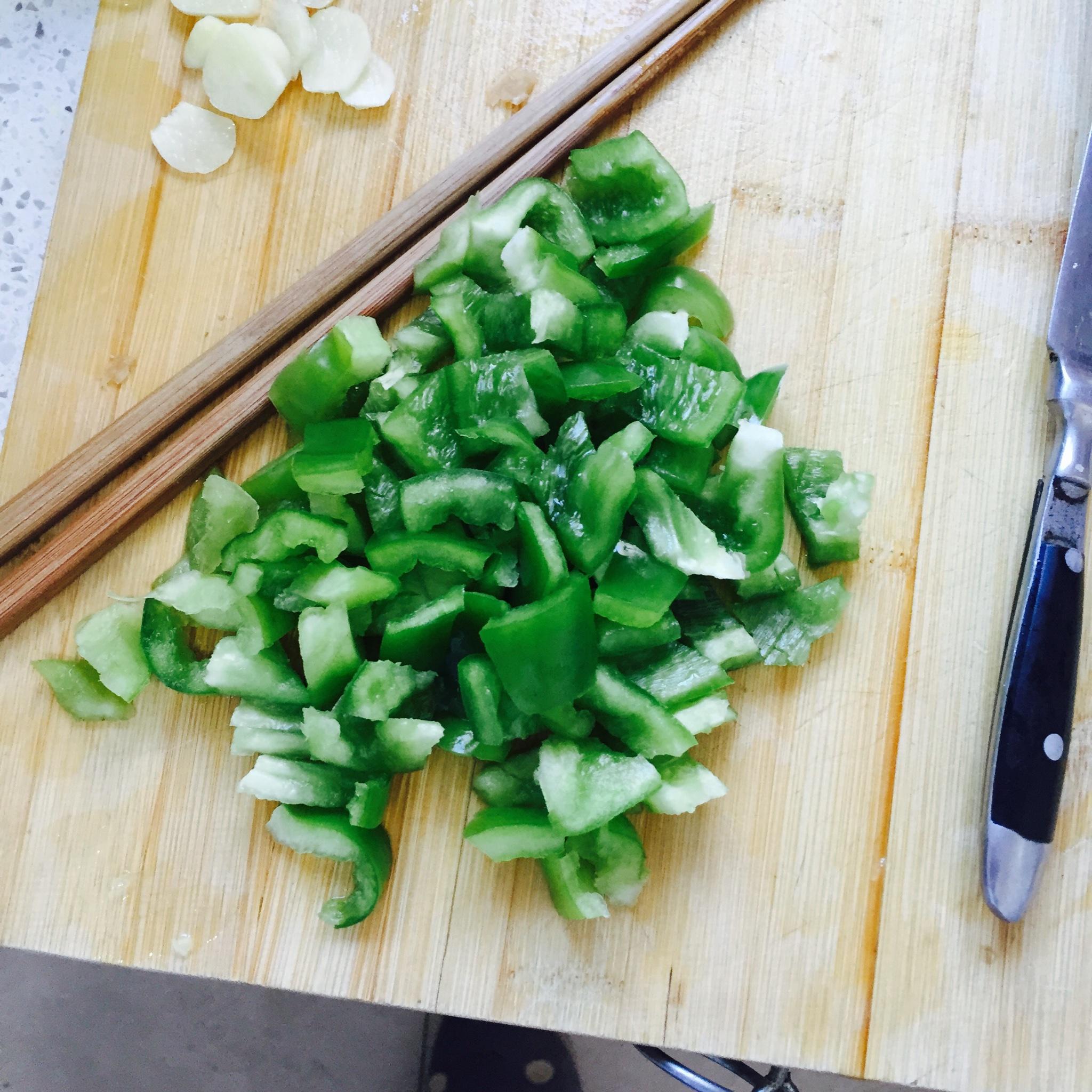 豌豆青椒肉丝的做法 步骤2
