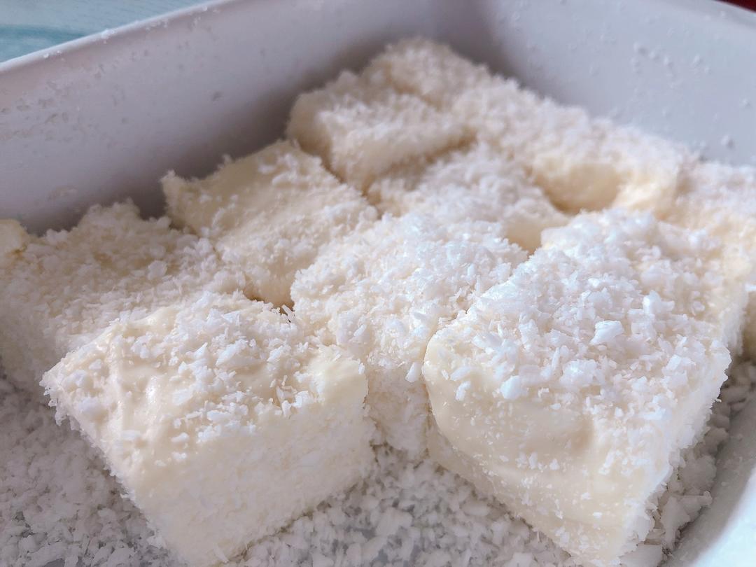 椰丝牛奶小方糕