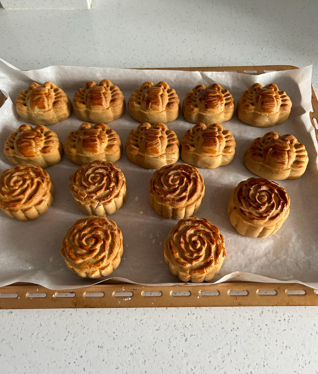 广式莲蓉（豆沙）蛋黄月饼（超详细步骤）