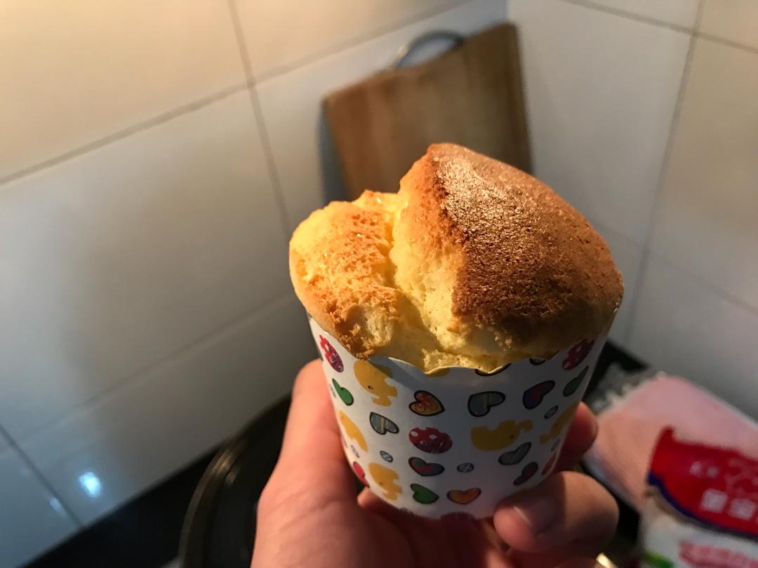 软绵绵戚风纸杯蛋糕