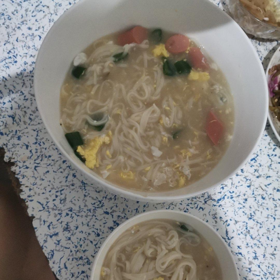 鸡蛋火腿清汤面