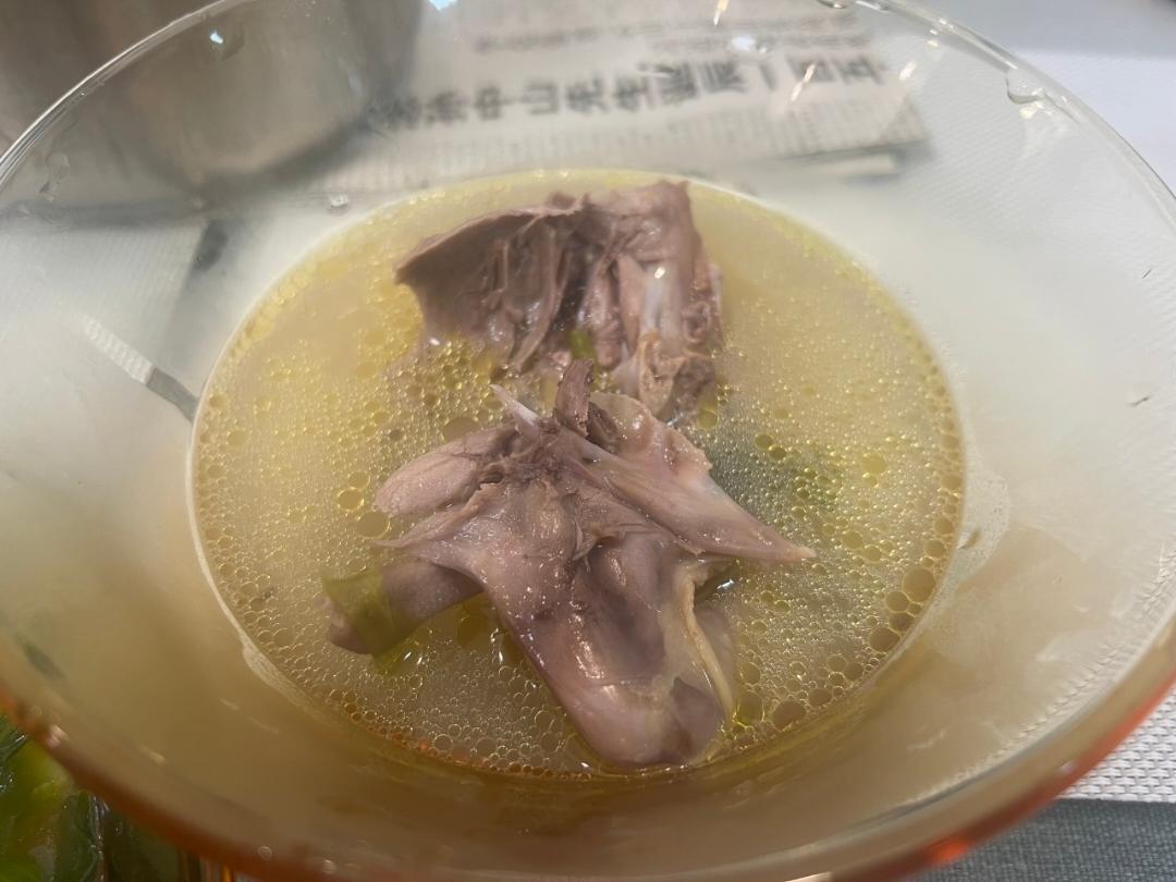 清炖鸽子汤（汤鲜肉嫩）