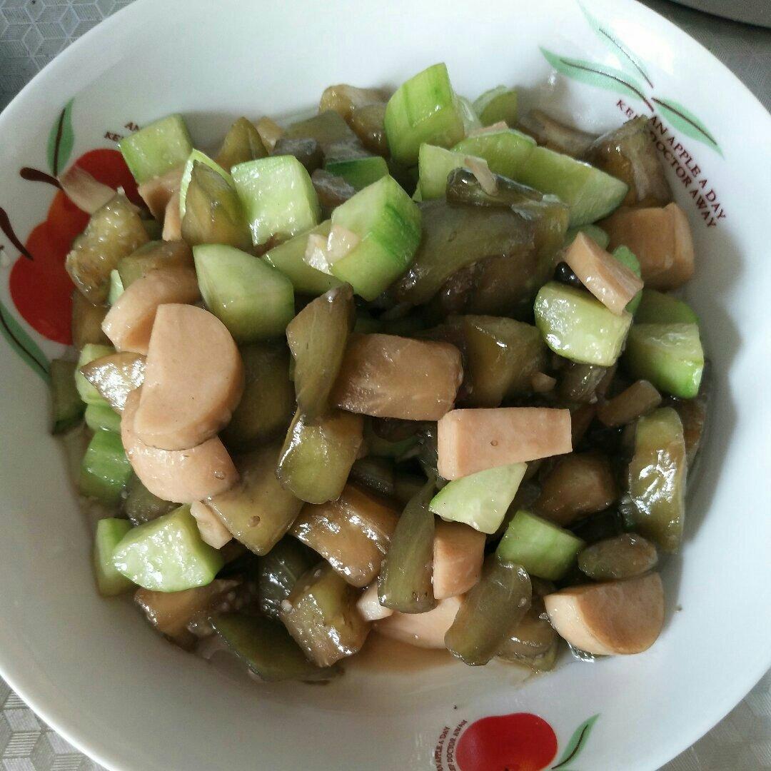 安静雨中漫步做的茄子炒黄瓜