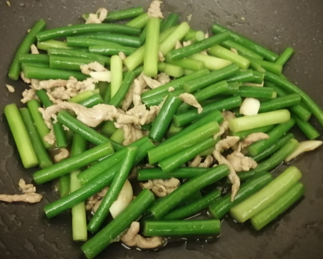 蒜苔炒肉的做法 步骤2