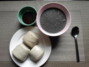 黑芝麻+冷饭头=黑芝麻糊，就隔了一个破壁机的距离的做法 步骤7