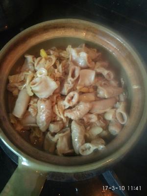 猪小肠酸菜丝煲的做法 步骤4