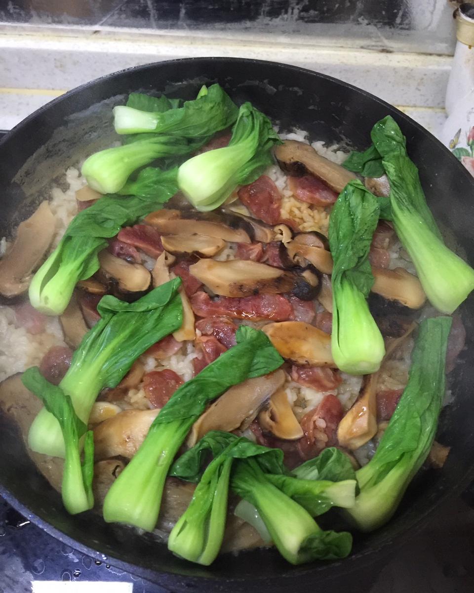 一连好几碗的杏鲍菇腊味煲仔饭