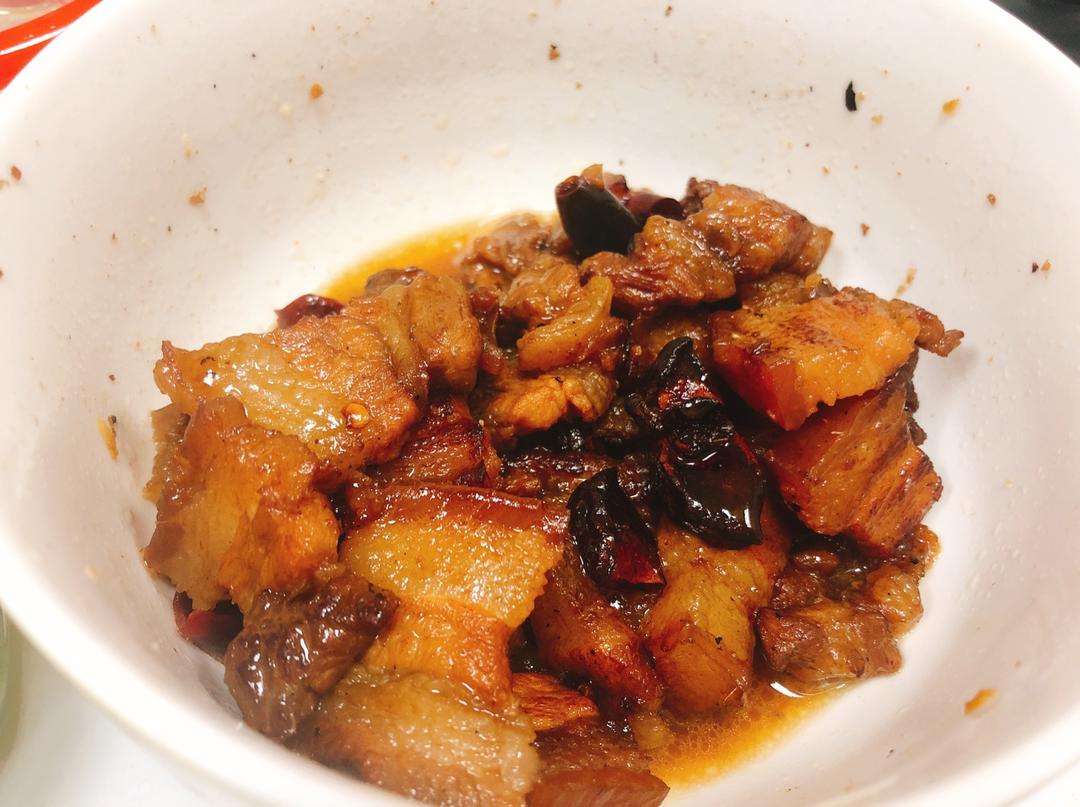 吃着碗里望着锅里的红烧肉