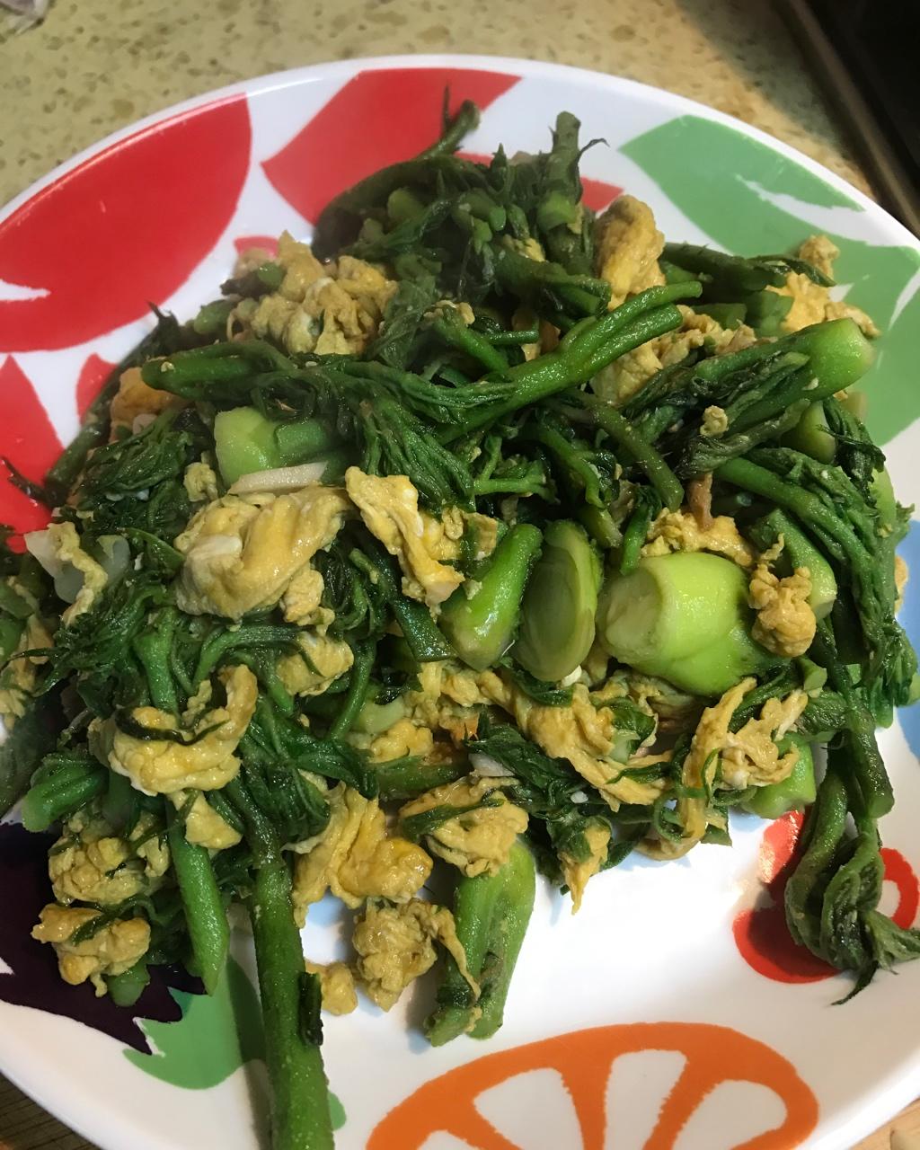 刺嫩芽炒鸡蛋