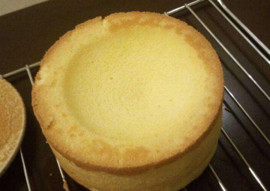 【图文解说】造成戚风蛋糕“凹底”的罪魁祸首的做法