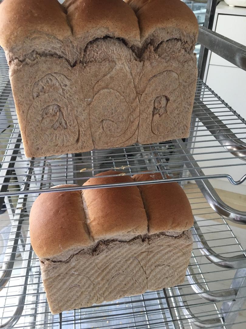 黑全麦波兰种吐司，这么柔软简直怀疑你是个假全麦！