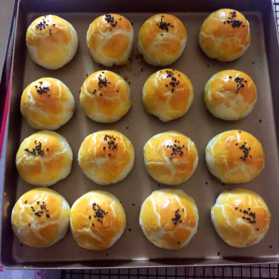 蛋黄酥 Danhuangsu