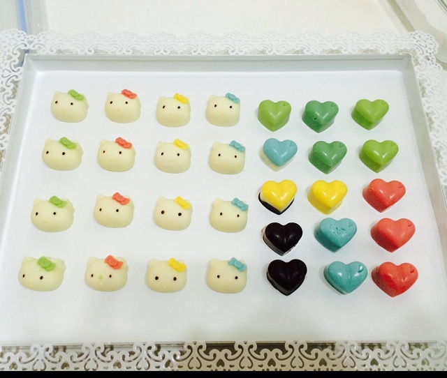 kitty猫咪和心型彩色巧克力～萌萌嗒