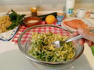 三文鱼烩西葫芦酱汁螺旋面-- Fusilli al pesto di zucchine con salmone的做法 步骤4