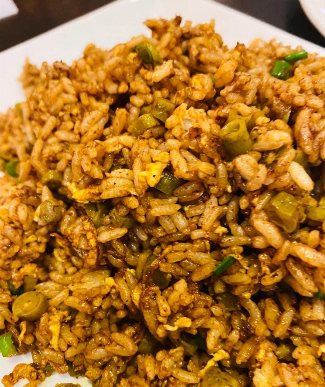 厨师长教你：“酱油炒饭”的家常做法，里面满满的小技巧，很受用