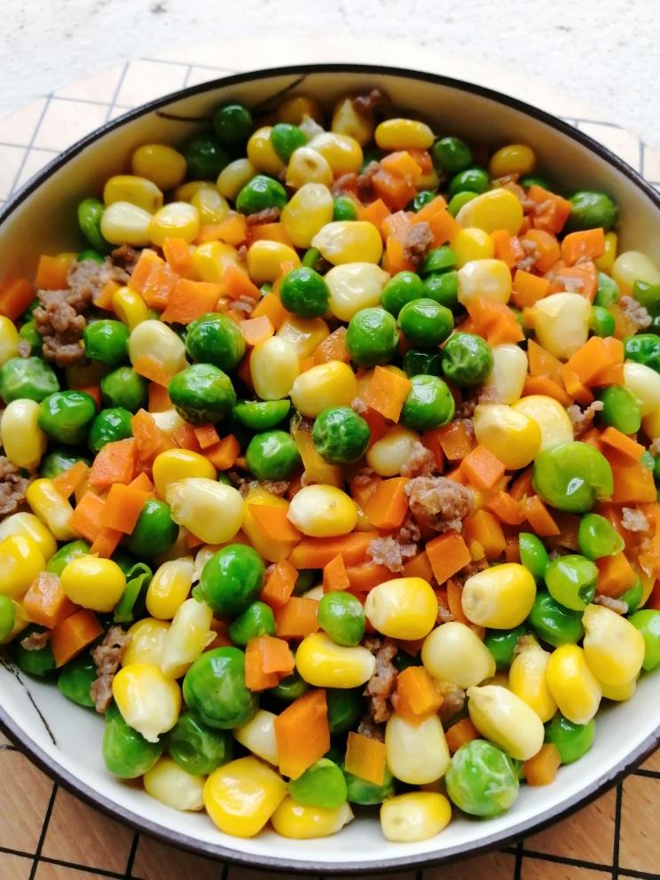 宝宝最爱的五彩缤纷肉沫玉米豌豆胡萝卜粒