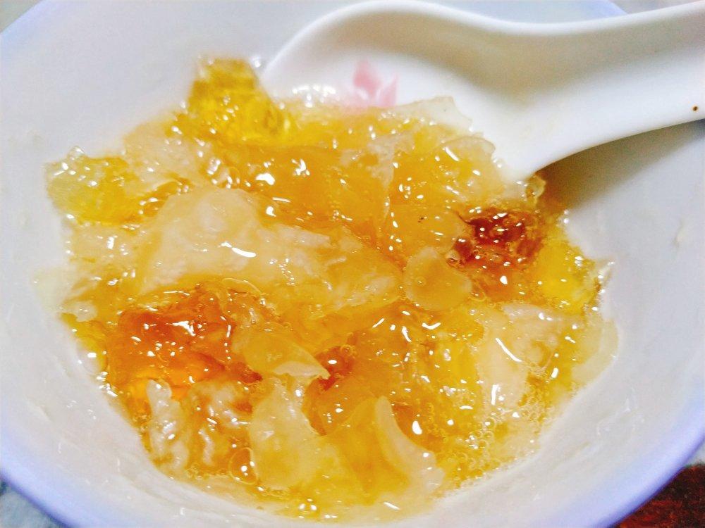 鱼胶炖桃胶雪莲子