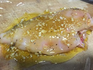 酷炫屌炸天好吃的煎鸡胸肉（香蒜蜂蜜煎鸡胸肉）的做法 步骤5