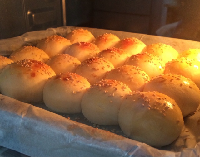 大人小孩都爱不释口的【蜂蜜牛奶小餐包】