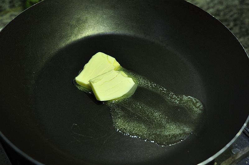 黄油煎松茸的做法 步骤3