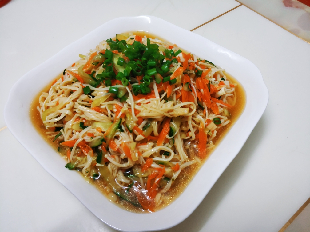 开胃凉菜凉拌金针菇青瓜和红萝卜的做法