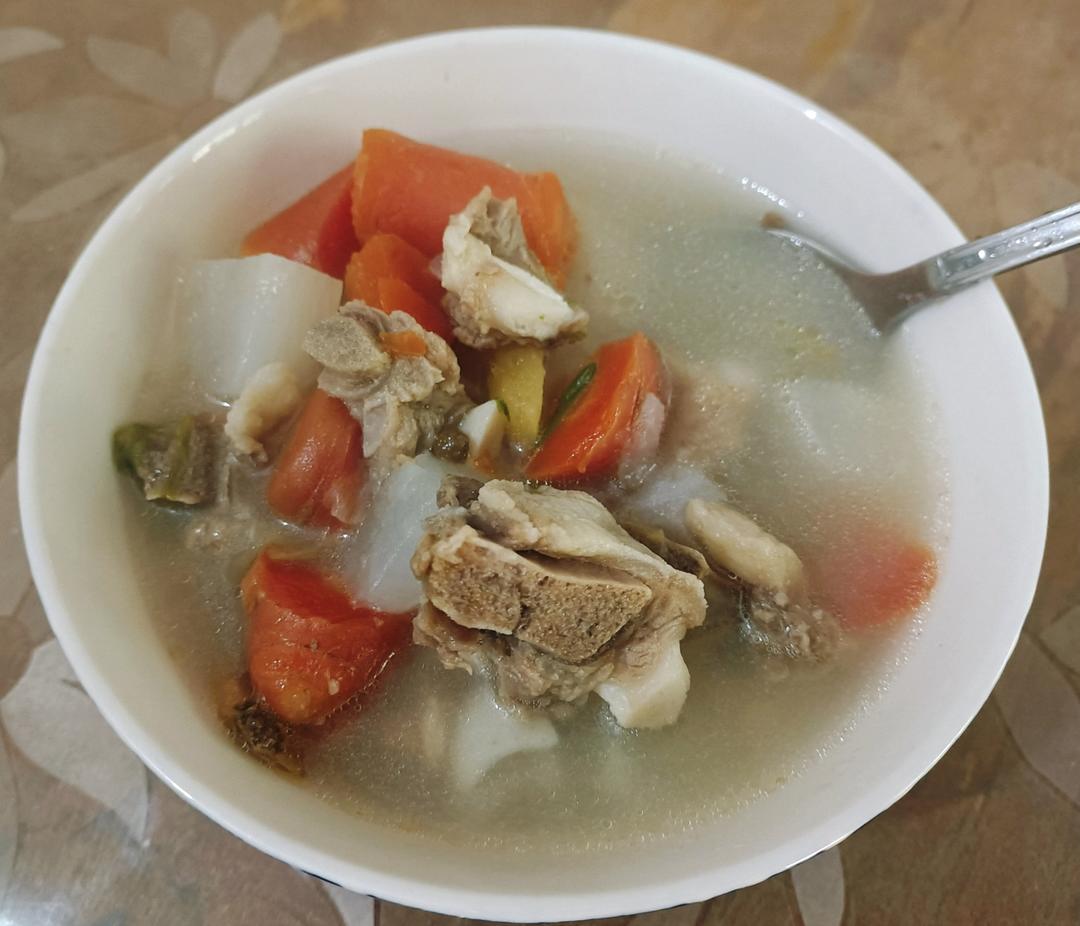 清炖羊排，老爸的拿手菜，汤鲜味浓，羊肉软烂，连萝卜都非常好吃