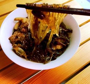 冬菇茶树菇鸡肉炖粉条的做法 步骤3