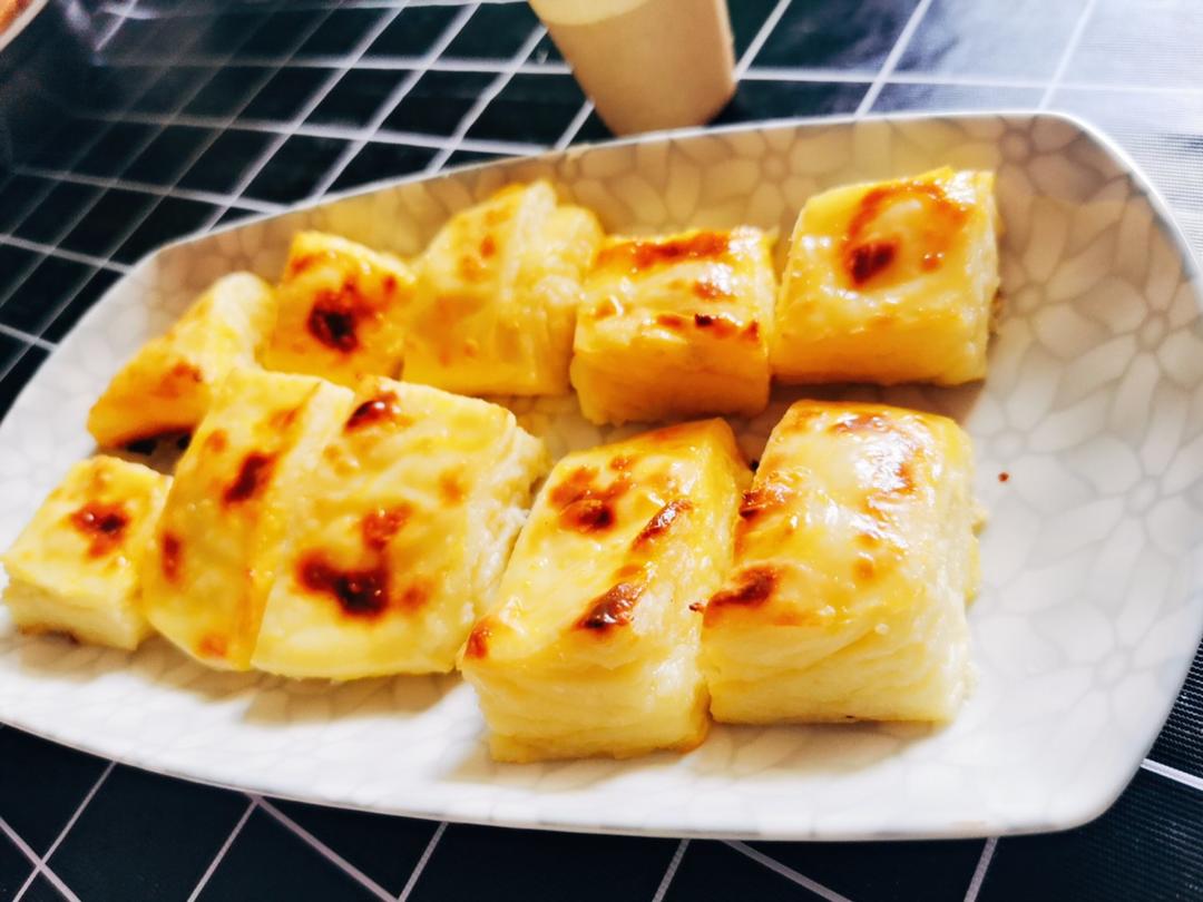 偷师学艺🤫🤫🤫照片没经过任何修图处理，保真原色，一餐出俩菜，再也不用去超市买奶酪棒了，宝宝的福音，宝妈的安心，没有添加剂的烤奶酪