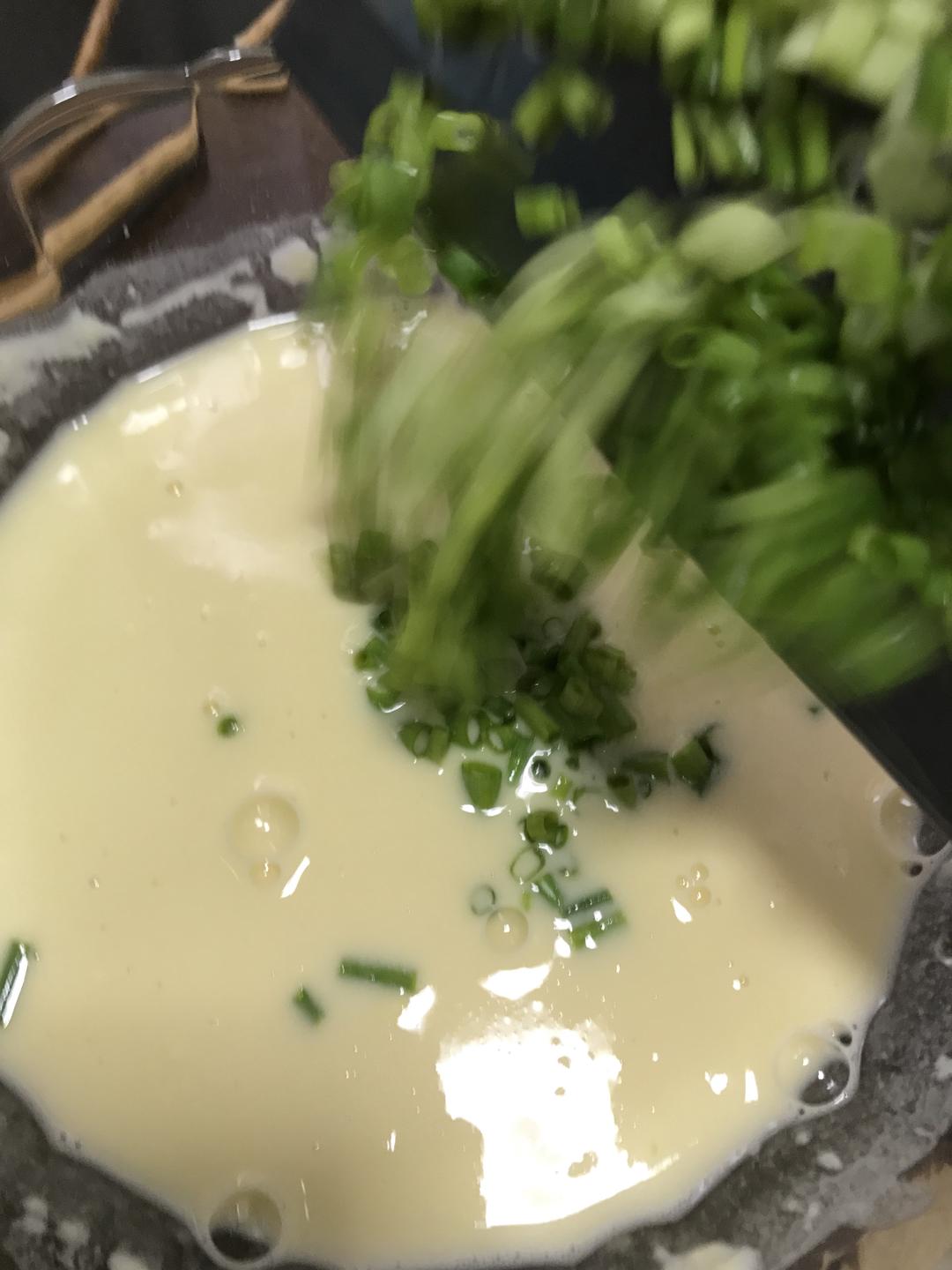葱花肉松鸡蛋卷（超好吃，香喷喷）的做法 步骤5