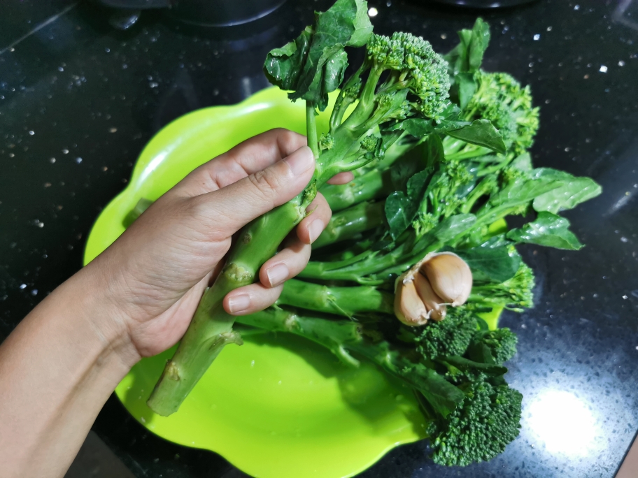 炒西兰苔，可炒一切绿色蔬菜配方的做法 步骤1