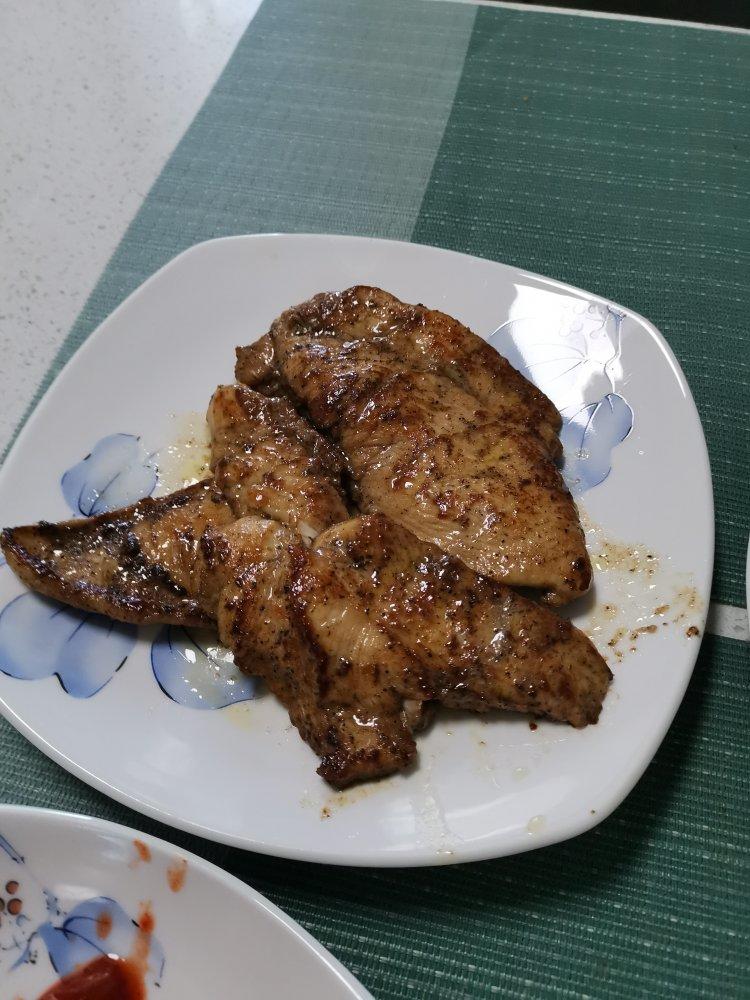 香煎鲜嫩多汁的黑椒鸡胸肉