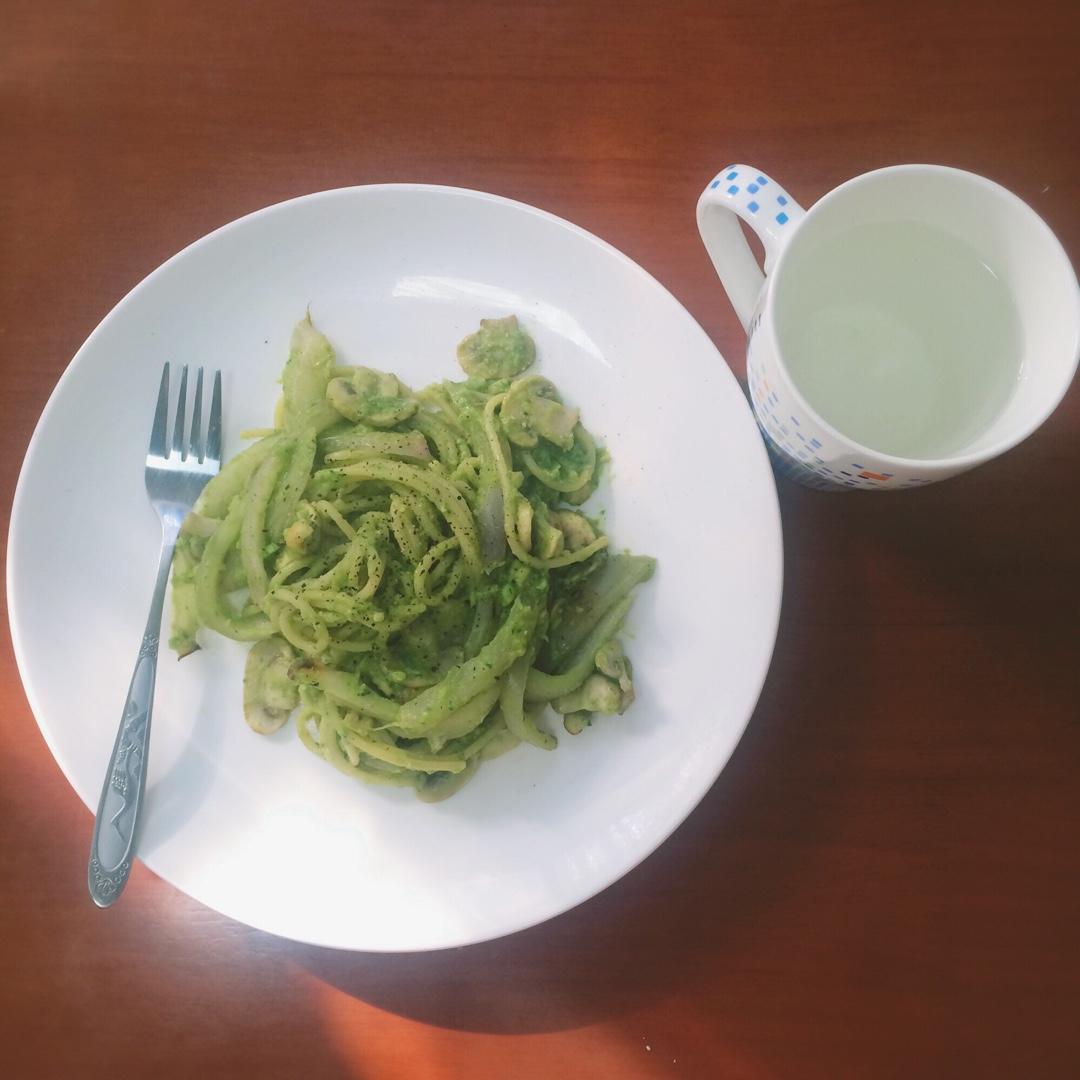 【健康三餐】菠菜牛油果青酱西葫芦面条