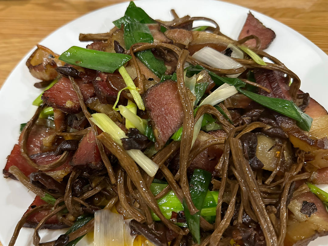 茶树菇炒腊肉，米饭炫不停~