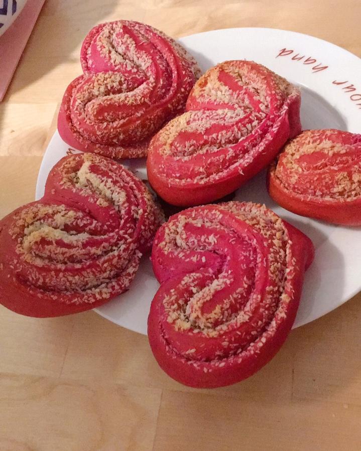 心形火龙果椰蓉面包