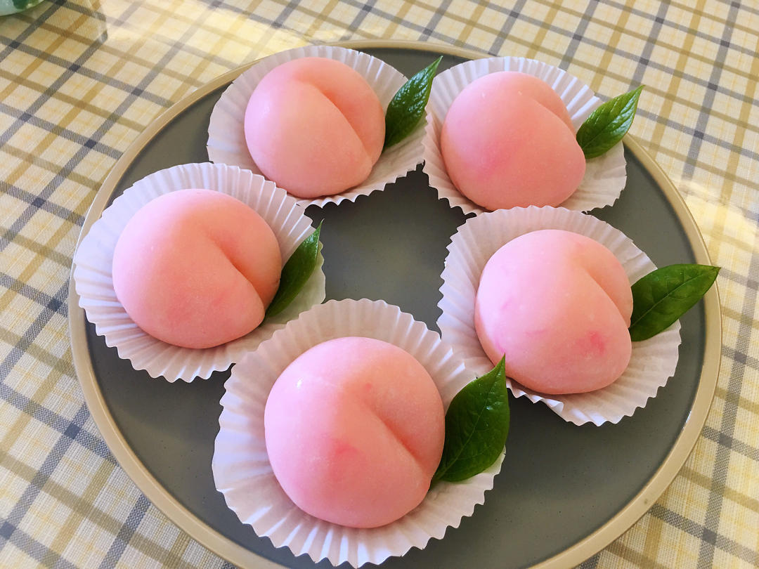 明天佑佑做的水蜜桃雪媚娘