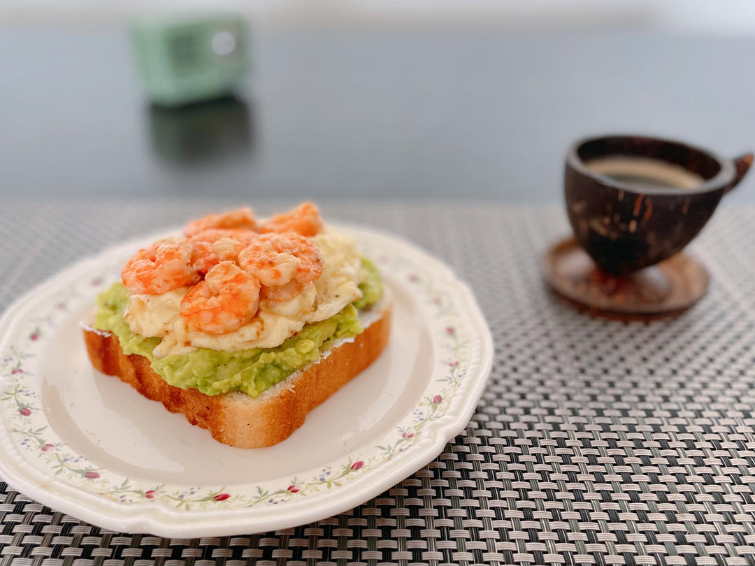 牛油果蛋滑虾仁三明治